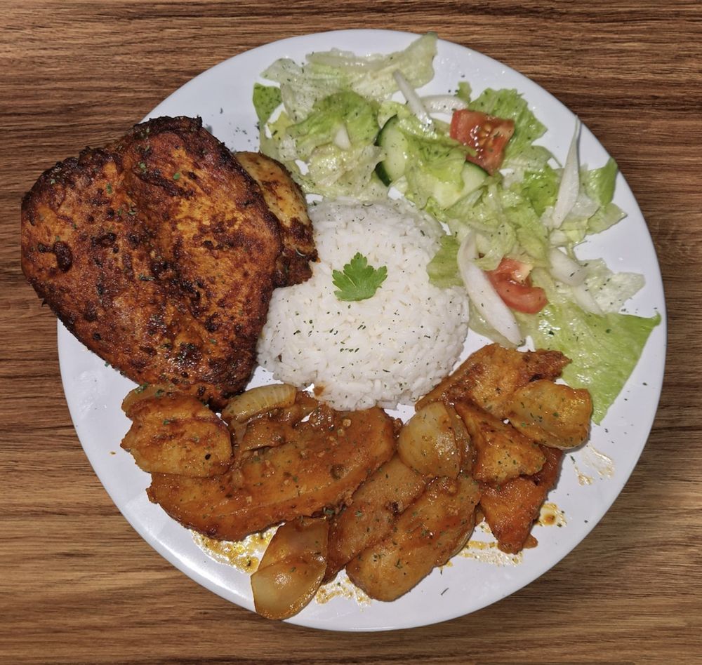 Piri piri chicken fillet with rice, salad and spiced potatoes